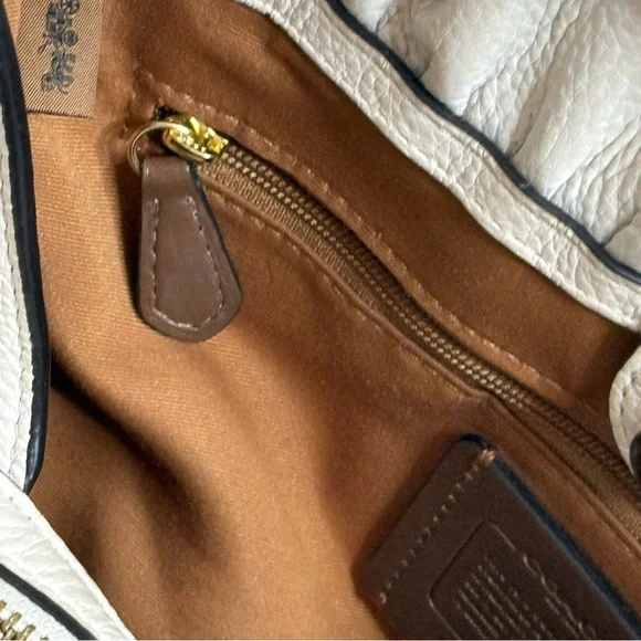 Coach maya shoulder bag in pebbled leather chalk off white - Picture 10 of 11